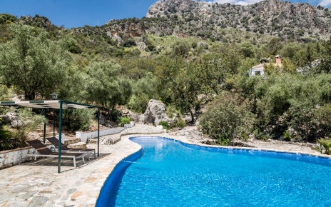 Piscina compartida y tu casita en la parte de atrás